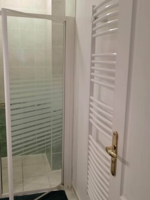 Ensemble baignoire-douche