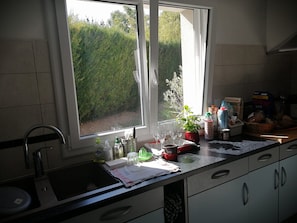 Réfrigérateur, four à micro-ondes, un four, surface de cuisson