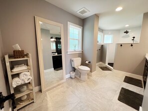 Badewanne, Haartrockner, Handtücher, Seife