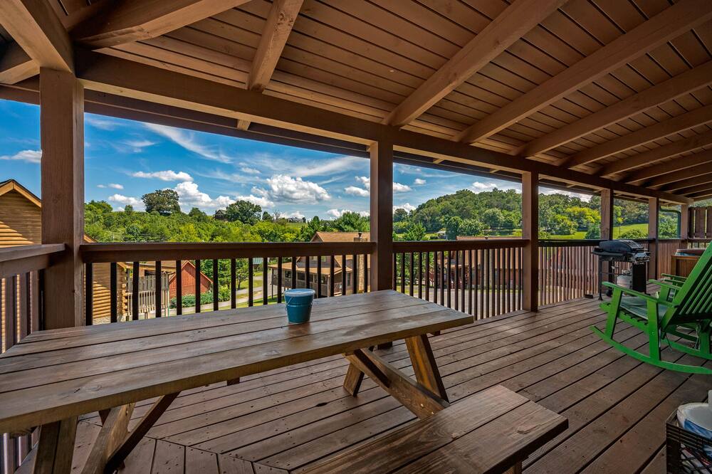 10mins Dollywood, Cozy Cabin, New Hot Tub, Creek, Dog ok, Arcade, Grill