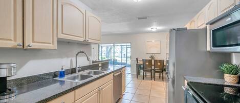 Geladeira, micro-ondas, fogão, cooktop