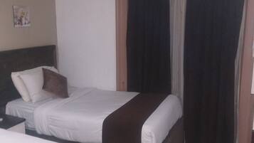 Chambre Confort | Draps en coton égyptien, literie de qualité supérieure, minibar