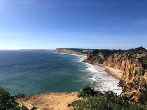 Chaises longues, serviettes de plage
