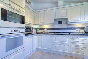 KĂŒhlschrank, Mikrowelle, Ofen, Herdplatte