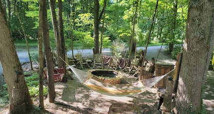 Charming lake cabin located next to Racoon State Park.
