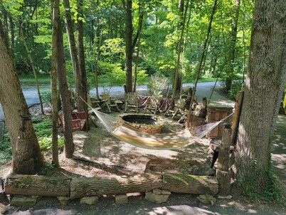 Charming lake cabin located next to Racoon State Park.