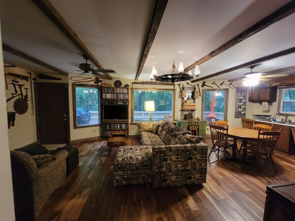 Smart-TV, DVD-spiller, filmbibliotek og stereoanlegg