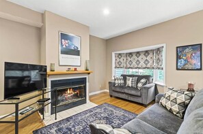 Smart TV - Lovely Saratoga Springs Townhouse - 3 miles from Race Track (Saratoga Springs)