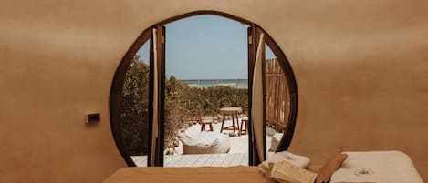 Luksushuone | Tallelokero huoneessa, vuodevaatteet