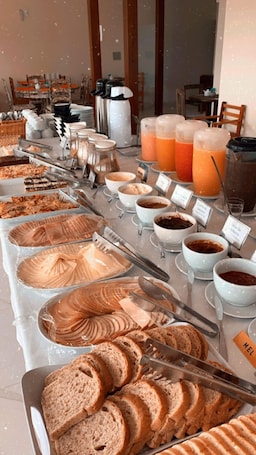 Desayuno continental incluido todos los días . Hotel Pousada Capão