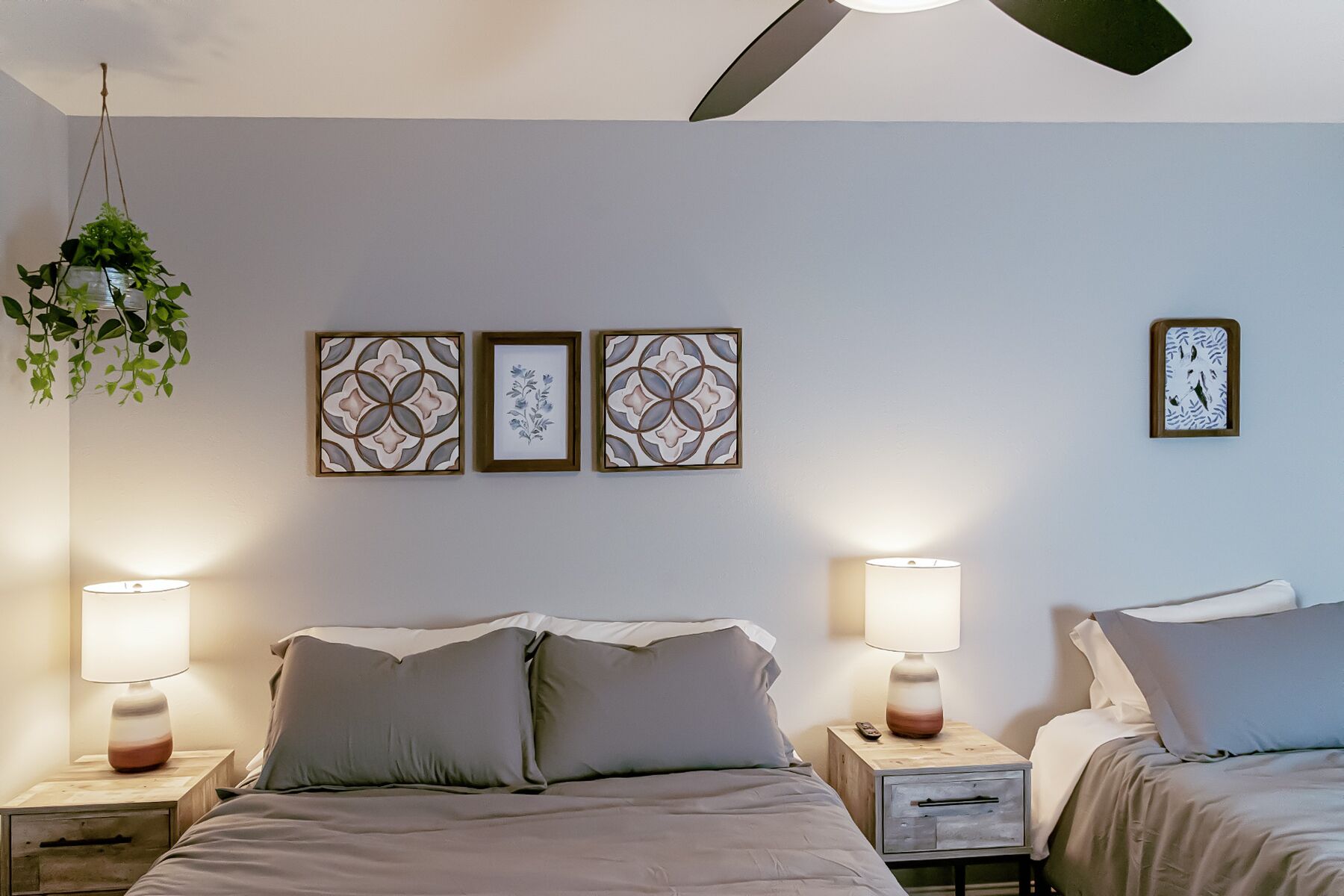 3 camere, una scrivania, ferro/asse da stiro, culla da viaggio