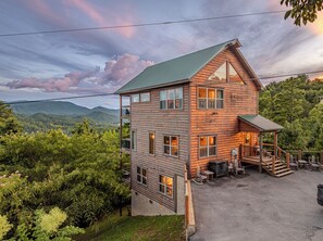 Exterior - Elevate your Smoky Mountain Stay - Upscale Decor & Unforgettable Mountain View! (Sevierville)