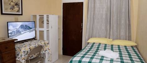 1 habitación, tabla de planchar con plancha, wifi gratis y ropa de cama