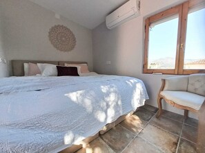 Muebles diferentes, cuna de viaje, wifi gratis y ropa de cama