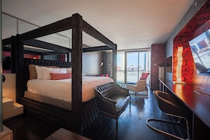 1 habitación, caja de seguridad en la habitación y escritorio