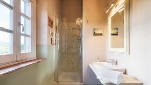 Dusche, Haartrockner, Bidet, Handtücher
