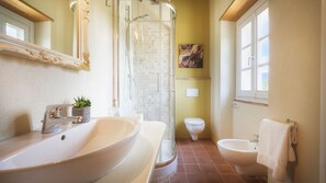Douche, sĂšche-cheveux, bidet, serviettes fournies