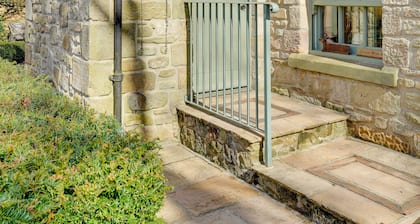 South Stable: Cosy Stone Retreat with Parking
