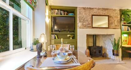 Cinnabar: Romantic Hideaway on Historic Walls
