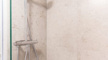 シャワー、ヘアドライヤー、タオル、石鹸