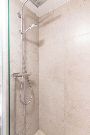 Suihku, hiustenkuivaaja, pyyhkeet, saippua