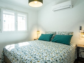 4 bedrooms, iron/ironing board, WiFi, bed sheets - Christine's Cabanon (L'Isle-sur-la-Sorgue)