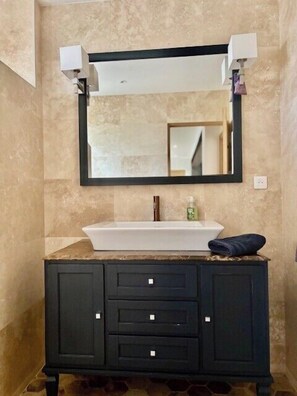 Shower, hair dryer, towels