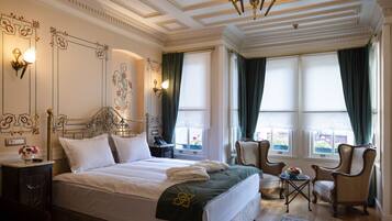 Deluxe Room | Egyptian cotton sheets, premium bedding, pillowtop beds, minibar