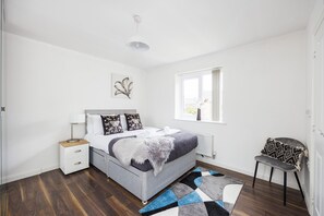 5 bedrooms, desk, iron/ironing board, WiFi