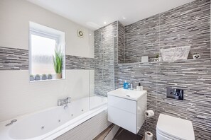 Combined shower/bathtub, hair dryer, towels, soap