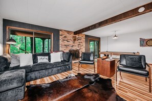 Smart TV, fireplace, books, music library