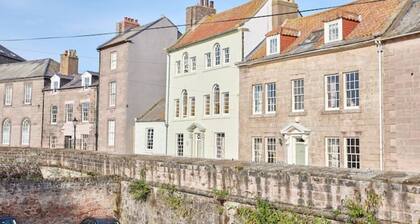 River View: Characterful Riverside Retreat