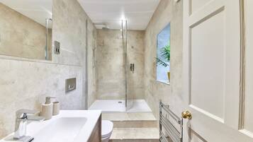 Combined shower/bathtub, hair dryer, towels, soap