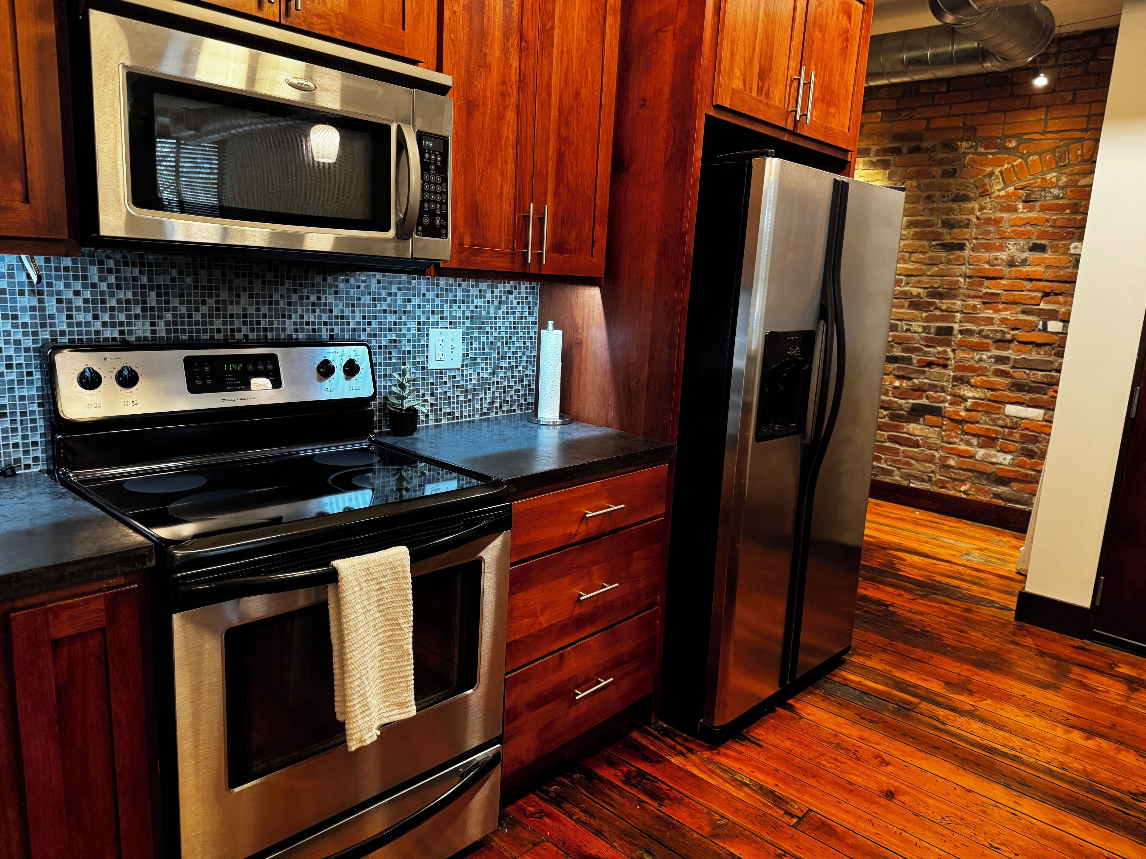 雪櫃、微波爐、焗爐、爐具