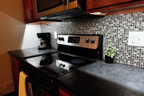 Køleskab, mikrobølgeovn, ovn, kogeplade