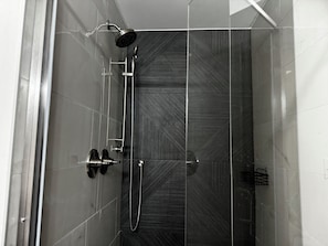 Duschwanne, Seife, Shampoo, Toilettenpapier
