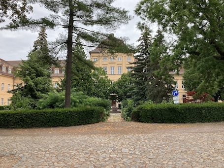 外観. Vacation apartment with a view of Barby Castle, 5 minutes' walk to the Elbe