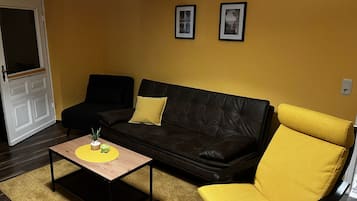 Een smart-tv, een open haard, boeken en een stereo