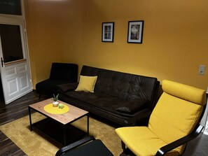 Smart TV, chimenea, libros, estéreo