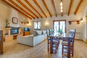 TV, fireplace
