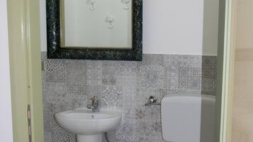 Badewanne, umweltfreundliche Kosmetikartikel, Haartrockner, Bidet