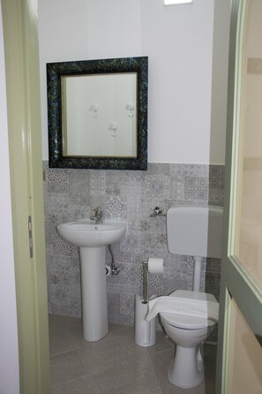 Badewanne, umweltfreundliche Kosmetikartikel, Haartrockner, Bidet