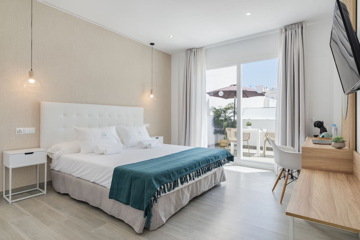 Doppelzimmer, 1Â King-Bett, Terrasse, Poolblick
