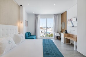 Habitación Premium doble, vistas a la piscina | Caja fuerte, decoración individual, escritorio