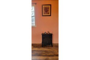 Interior - Delightful Cabin on the Prairies of Sleepy Hollow (Crane)