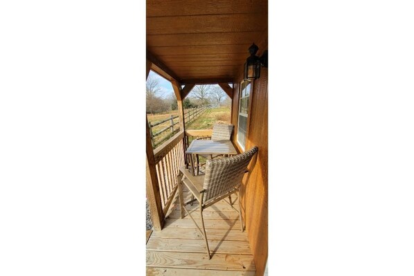 Property grounds - Delightful Cabin on the Prairies of Sleepy Hollow (Crane)