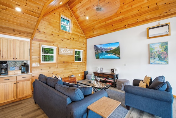 Smart TV, fireplace, books - Lakefront, 5 Min to Colgate, Sleeps 8 (Hamilton)