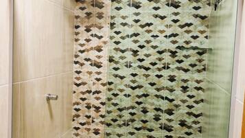 Quarto standard | Banheiro | Chuveiro, chuveiro com efeito de chuva, secador de cabelo