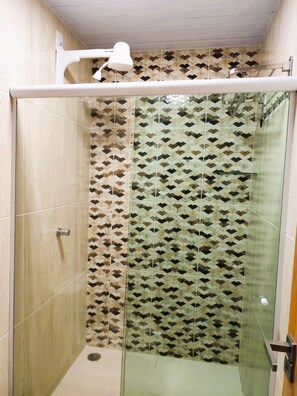 Standardzimmer | Badezimmer | Dusche, Regendusche, Haartrockner, Handtücher