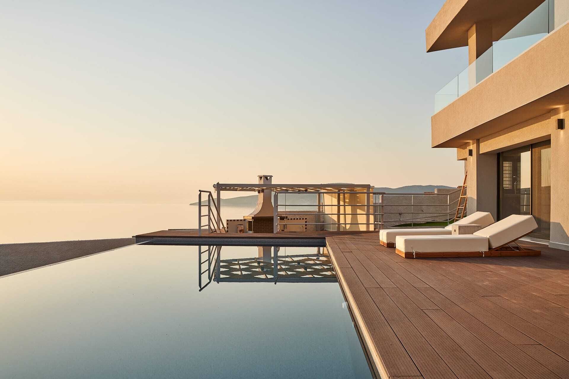 Uppvärmd pool och solstolar